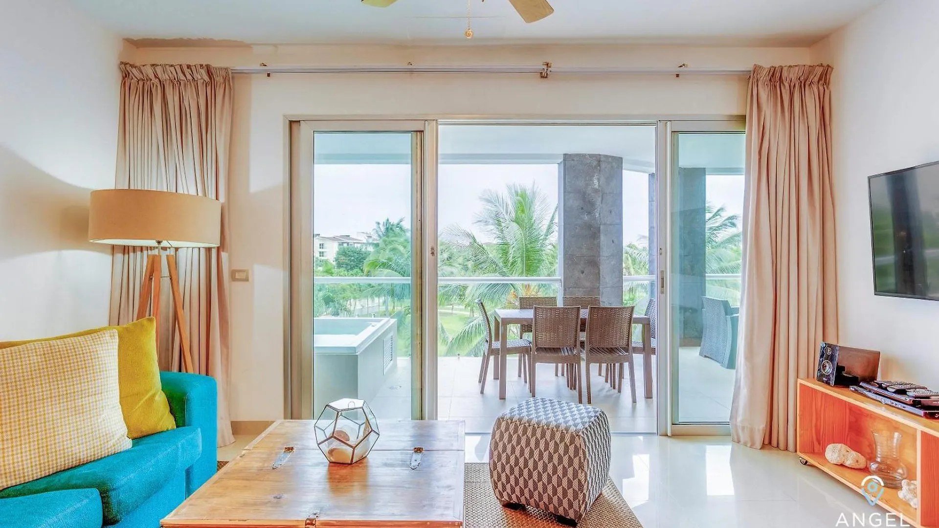 Zen Beachfront Condo, Pool, Gym, Golf, Beach Club Playa del Carmen Mexiko